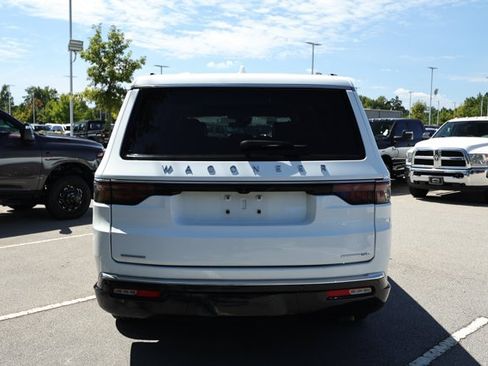 Used 2023 Jeep Wagoneer L Series III w/ Preferred Equipment Group AWD/4WD image 4