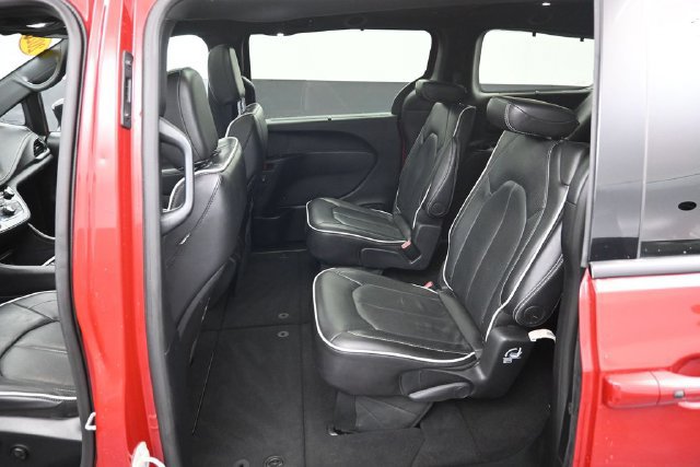 Used 2025 Chrysler Pacifica Limited FWD image 10