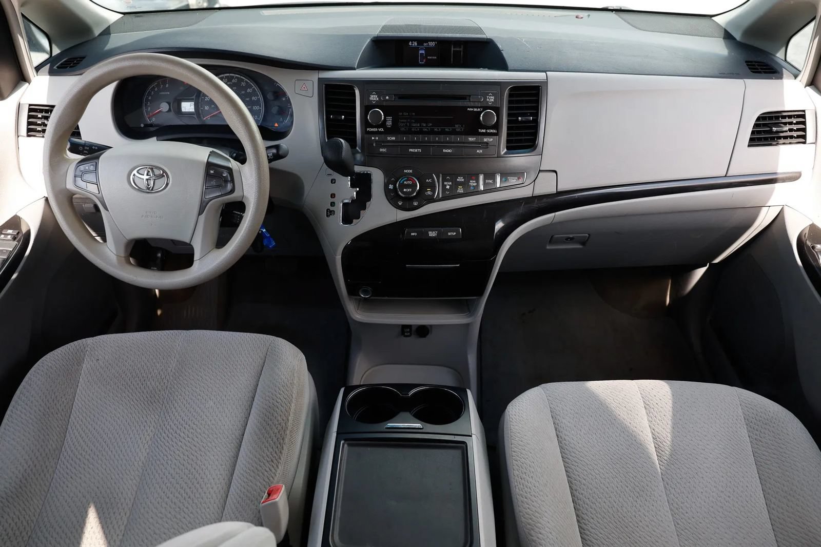 Used 2014 Toyota Sienna LE FWD image 2