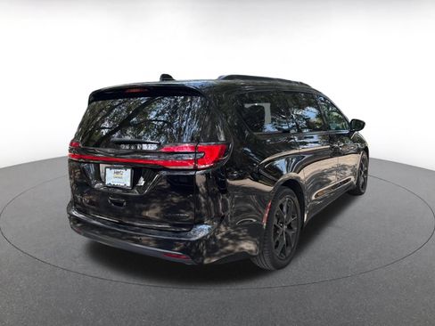 Used 2025 Chrysler Pacifica Limited FWD image 7