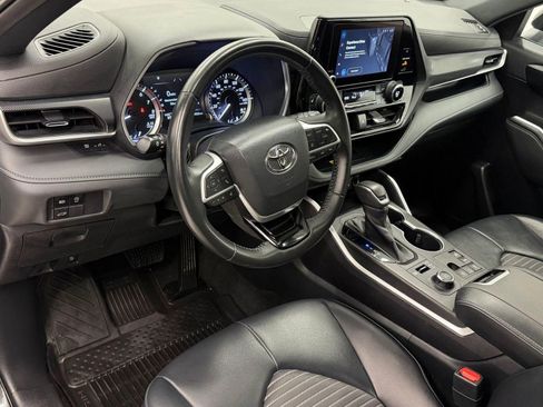 Used 2023 Toyota Highlander XSE AWD/4WD image 3