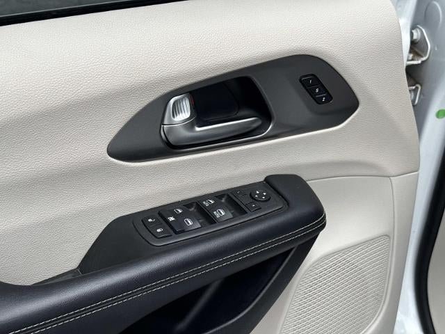 Used 2021 Chrysler Pacifica Touring-L FWD image 11
