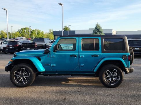 Used 2024 Jeep Wrangler Unlimited w/ Convenience Group AWD/4WD image 4