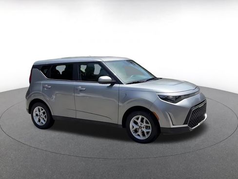 Used 2025 Kia Soul LX w/ LX Technology Package FWD image 2
