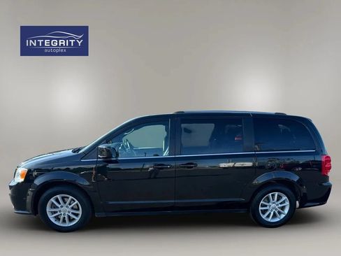 Used 2019 Dodge Grand Caravan SXT FWD image 2