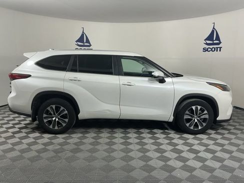 Used 2023 Toyota Highlander XLE AWD/4WD image 6