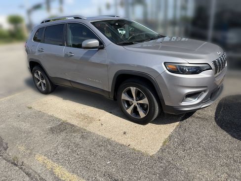 Used 2019 Jeep Cherokee Limited w/ Technology Group AWD/4WD image 2