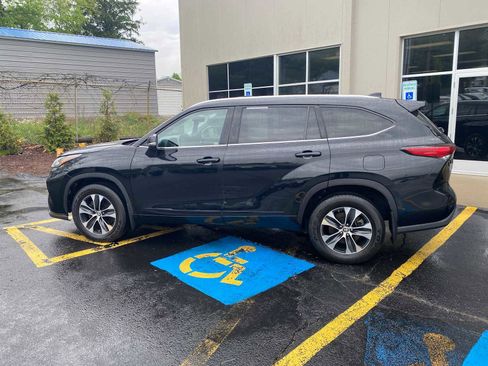 Used 2020 Toyota Highlander XLE AWD/4WD image 14