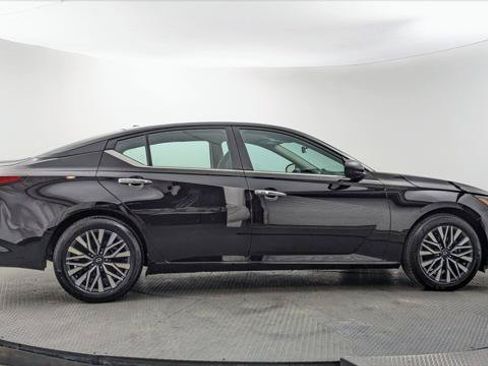 Used 2025 Nissan Altima 2.5 SV FWD image 9