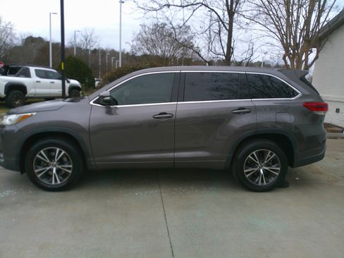 Used 2017 Toyota Highlander LE image 9