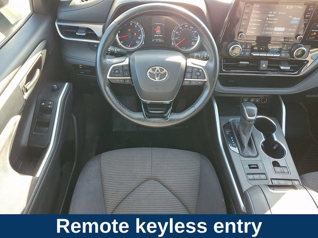 Used 2020 Toyota Highlander LE AWD/4WD image 4