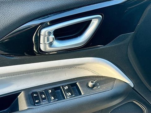 Used 2023 Jeep Compass Limited image 18