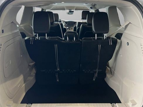 Used 2024 Chrysler Pacifica Select image 5