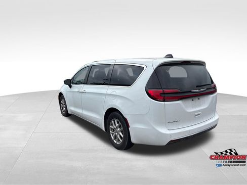 Used 2024 Chrysler Pacifica Touring-L FWD image 3