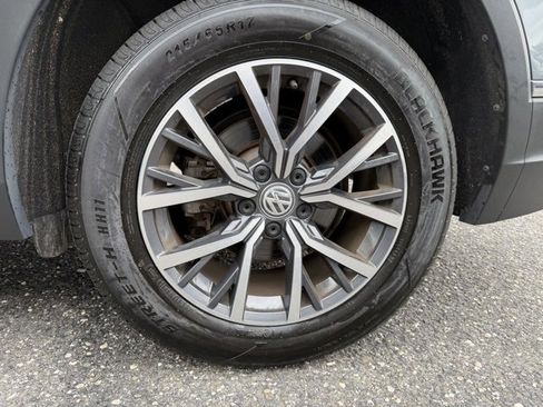 Used 2020 Volkswagen Tiguan SE w/ Panoramic Sunroof Package image 9