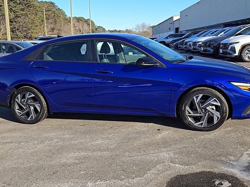 Used 2025 Hyundai Elantra Sport image 2