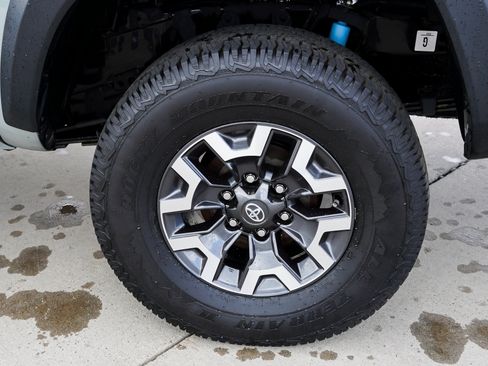 Certified 2022 Toyota Tacoma TRD Off-Road AWD/4WD image 13