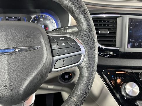 Used 2020 Chrysler Voyager L image 15