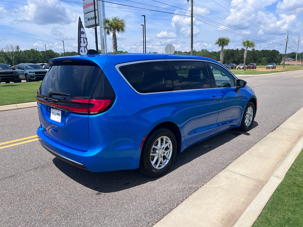 New 2027 Chrysler Pacifica Select w/ Family Tech Group FWD image 7