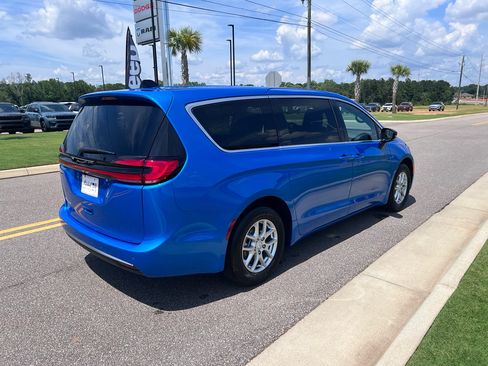 New 2027 Chrysler Pacifica Select w/ Family Tech Group FWD image 7