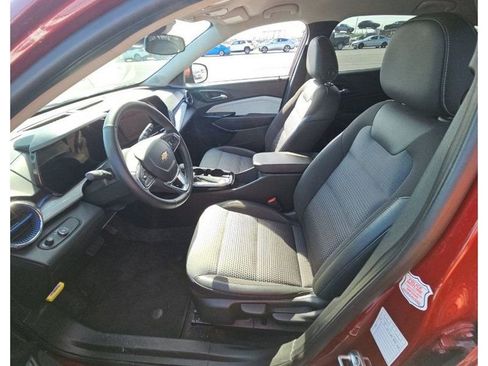 Used 2025 Chevrolet Trax LT w/ LT Convenience Package image 7