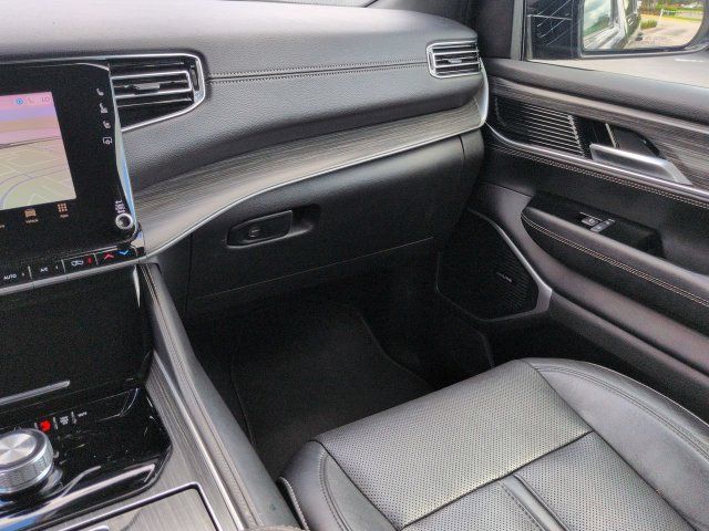 Certified 2024 Jeep Wagoneer Series II w/ Flexible Seating Group RWD image 17