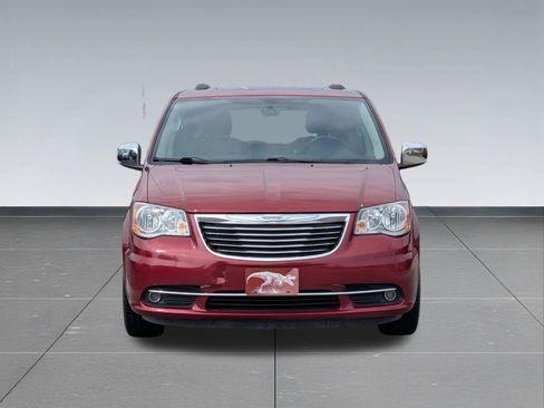 Used 2016 Chrysler Town & Country Touring-L FWD image 8