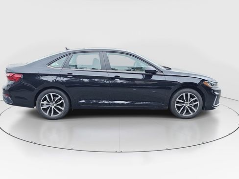 Used 2025 Volkswagen Jetta SE FWD image 4