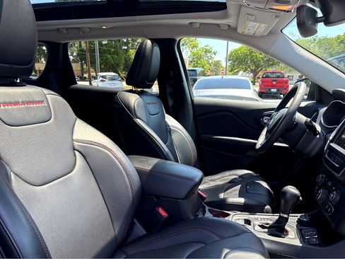 Used 2022 Jeep Cherokee Trailhawk w/ Sun, Sound & Nav Group AWD/4WD image 11