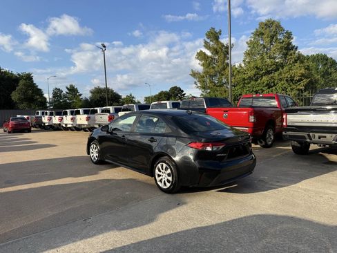 Used 2022 Toyota Corolla LE FWD image 4