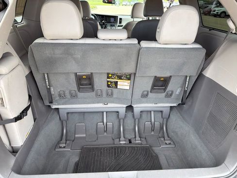 Used 2019 Toyota Sienna XLE w/ XLE Navigation Package FWD image 25