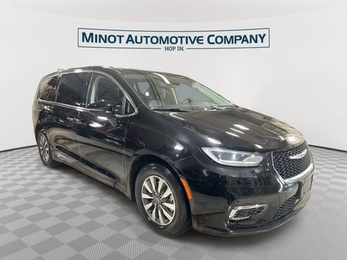 Certified 2024 Chrysler Pacifica Select image 1