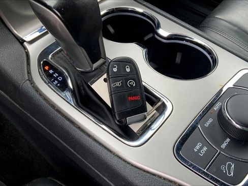Used 2018 Jeep Grand Cherokee Limited image 11