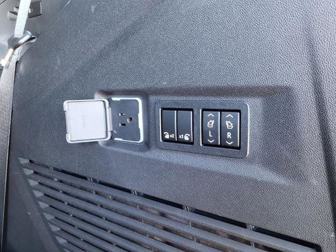 Used 2022 Chevrolet Tahoe Z71 w/ Luxury Package image 33