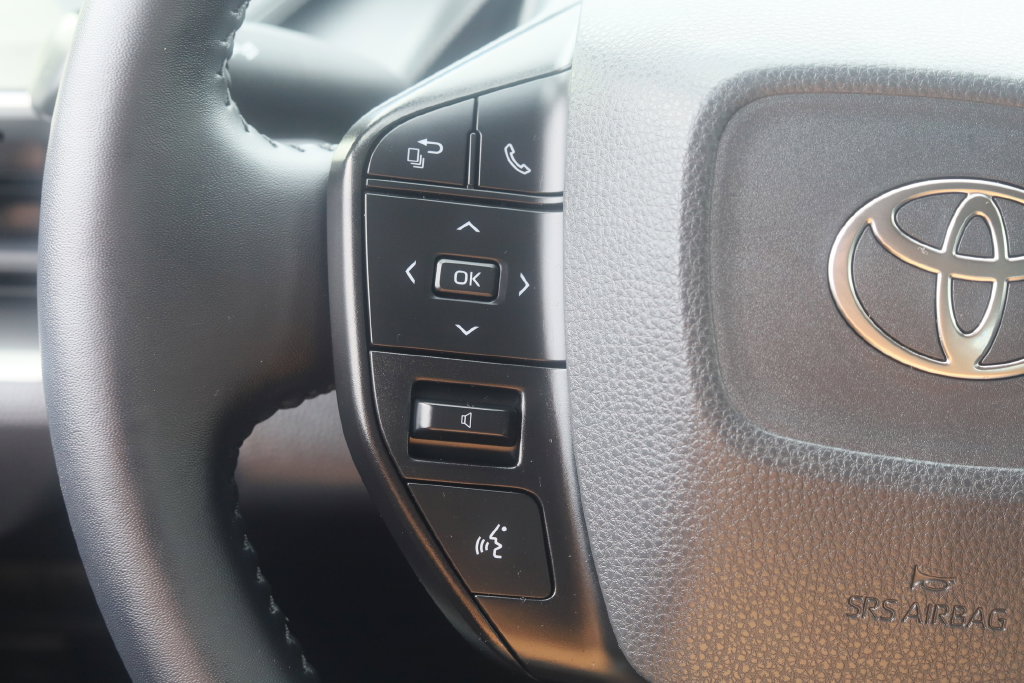 Used 2025 Toyota Prius LE FWD image 17
