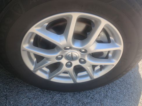 Used 2024 Chrysler Pacifica Touring-L FWD image 5