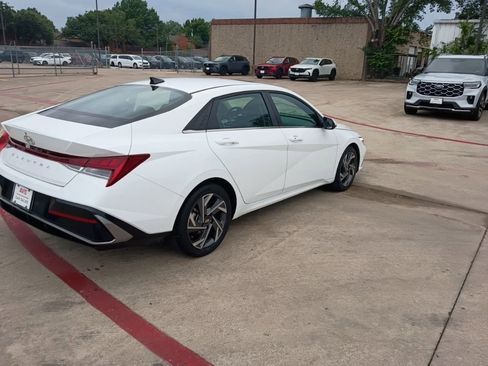 Used 2025 Hyundai Elantra SEL FWD image 7