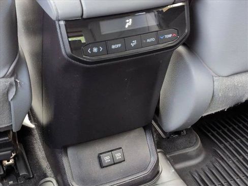 Used 2021 Toyota Highlander XLE AWD/4WD image 18
