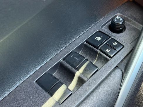 Used 2024 Toyota Corolla Cross AWD Hybrid w/ Moonroof Package image 27
