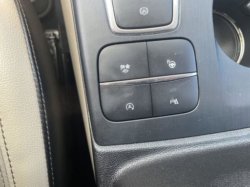 Used 2020 Ford Escape Titanium image 23