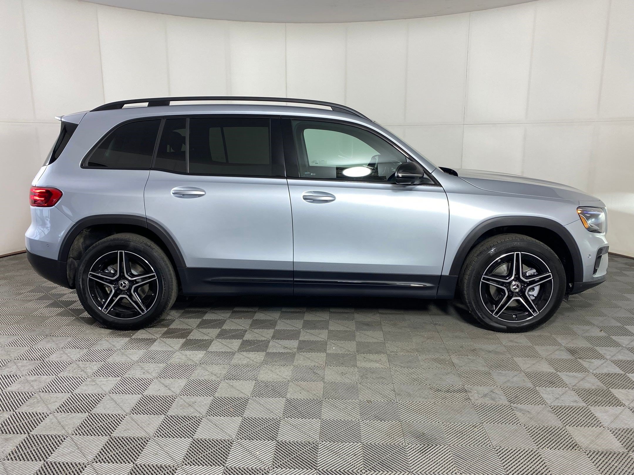 Used 2026 Mercedes-Benz GLB 250 4MATIC image 8