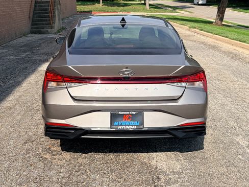 Used 2021 Hyundai Elantra SEL w/ Convenience + Premium Package FWD image 4