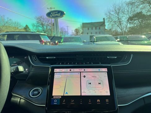 Used 2023 Jeep Grand Cherokee Limited w/ Black Appearance Package image 27