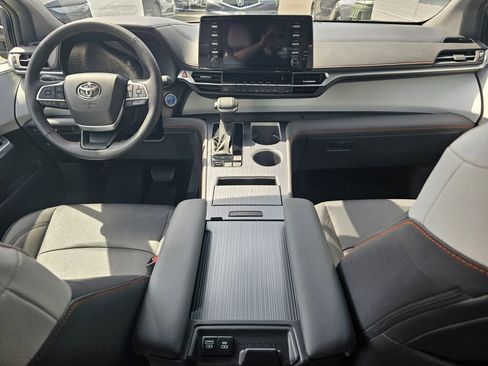 Used 2024 Toyota Sienna XSE FWD image 20