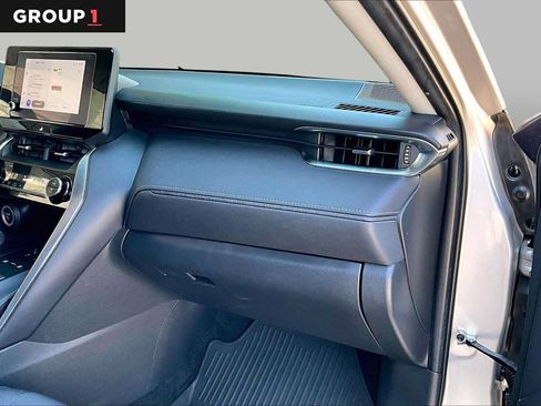 Used 2023 Toyota Venza LE AWD/4WD image 18