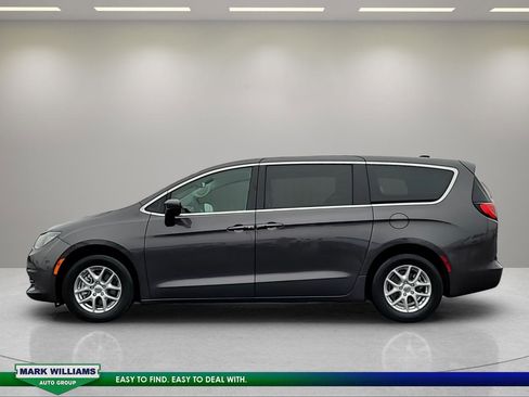 Used 2023 Chrysler Voyager LX image 5