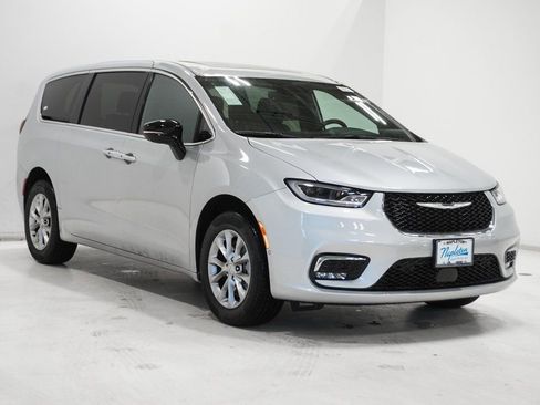 New 2026 Chrysler Pacifica Limited image 4