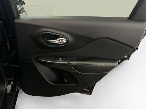 Used 2017 Jeep Cherokee Latitude w/ Safety/Convenience Group AWD/4WD image 30