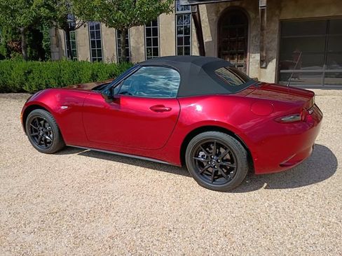 Used 2020 MAZDA MX-5 Miata Sport RWD image 25