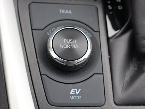 Used 2025 Toyota RAV4 LE image 21